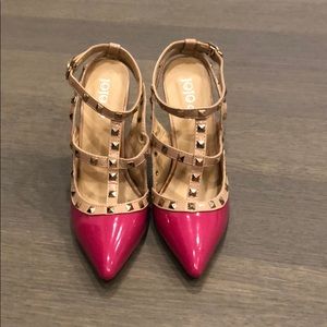 Pink studded stiletto pumps. Valentino style.